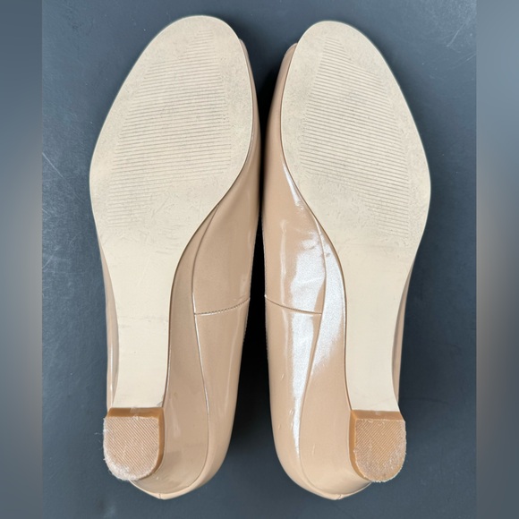 Impo Women’s Tan Patent Leather Peep Toe Heels. 1 1/4" Heel. Size- 8.5 - Picture 4 of 6